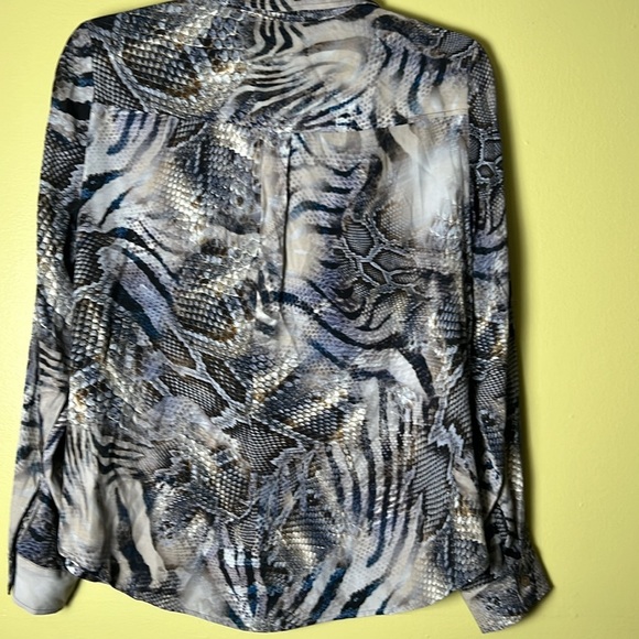 Karen Kane Kasper Blue and White Notched Collar Button Down long sleeve Shirt - Picture 4 of 4